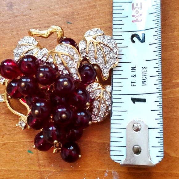 Nolan Miller cluster grapes pin brooch - Picture 1 of 4